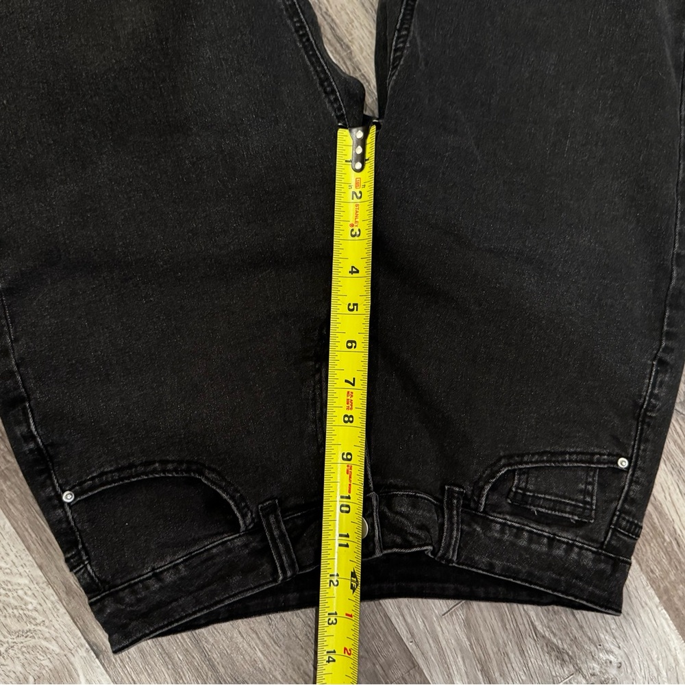 Black High-Waisted Jeans - Picture 3 of 6